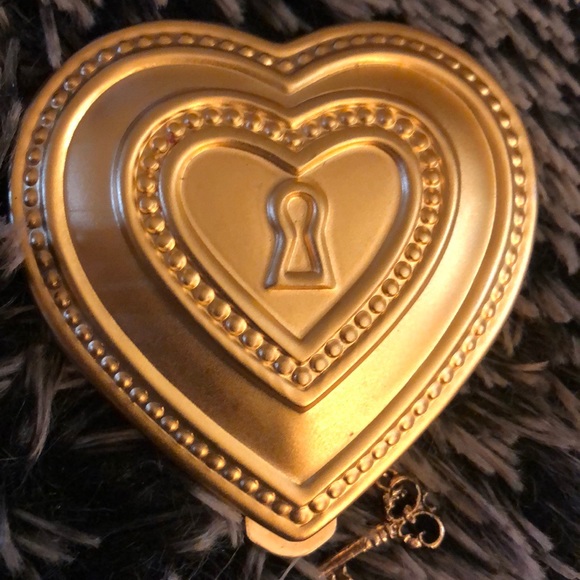 β€οΈ Shaped π w/ Dangle π Pressed Powder Compact - Picture 5 of 8